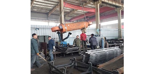      山西皮帶機配件廠家發(fā)貨現(xiàn)場：唯和達(dá)機械發(fā)往霍州的導(dǎo)向滑靴，油缸！