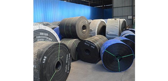 太原輸送帶廠家分享介紹：選購皮帶機托輥，支架時應(yīng)注意什么？